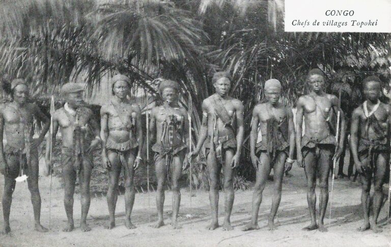 Photographie ancienne de chefs de villages Topoke au Congo, debut du XXe siecle