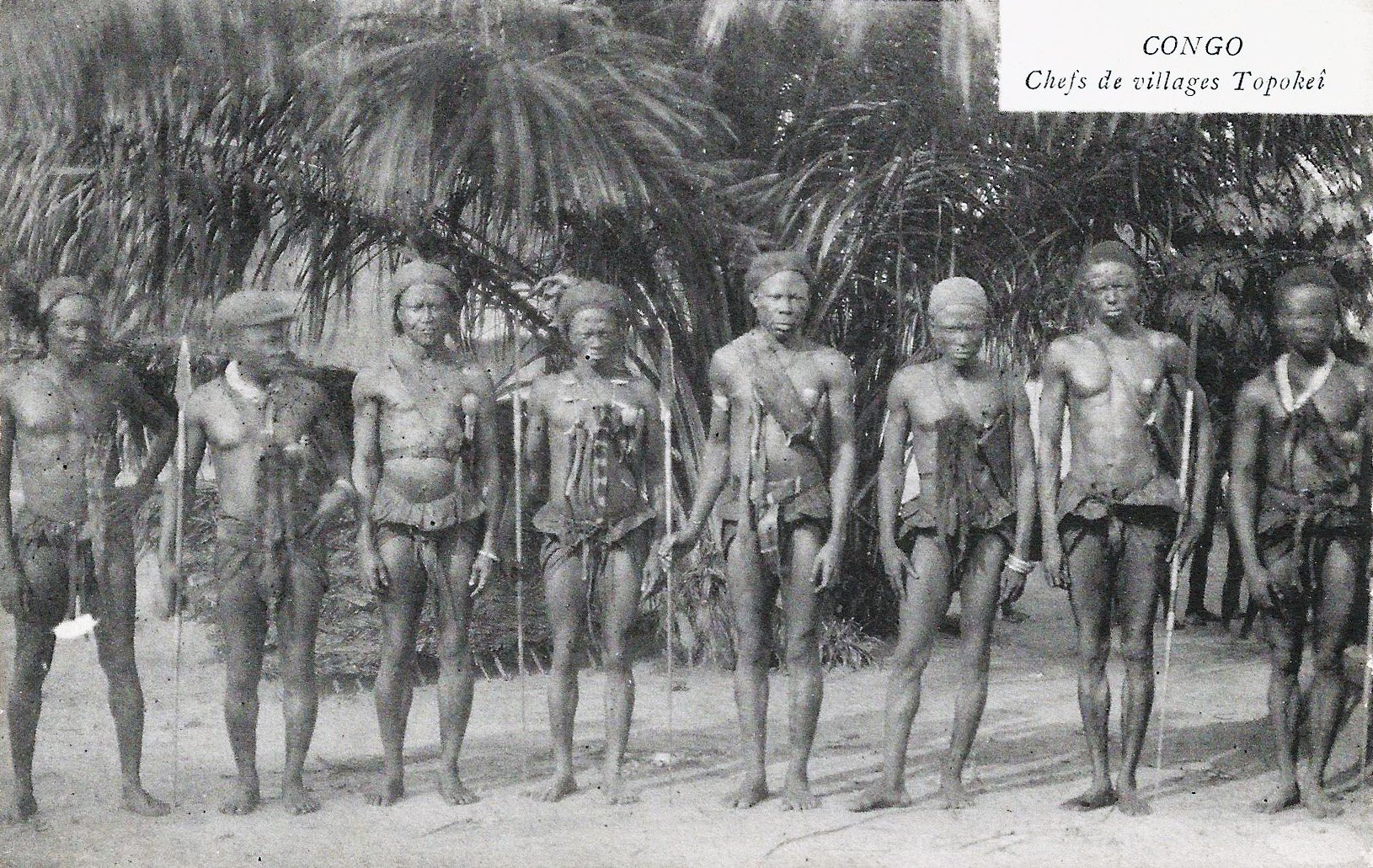 Photographie ancienne de chefs de villages Topoke au Congo, debut du XXe siecle